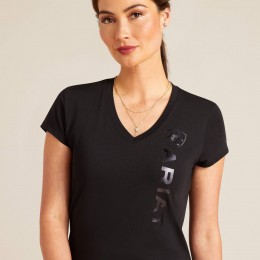 Ariat SS'24 Vertical Logo V футболка
