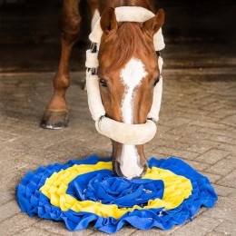 QHP Sniffing mat horses