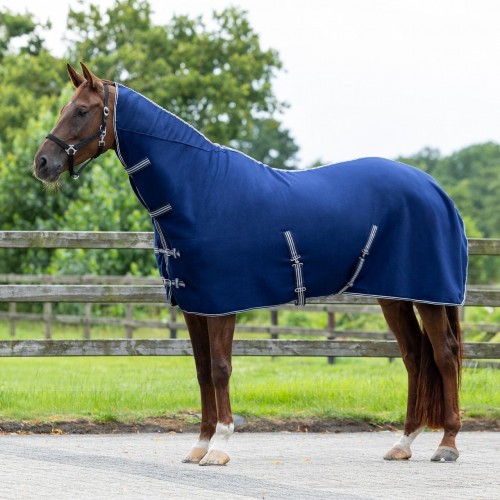 Q-essentials Basic Fleece Blanket with Neck and Surcingles