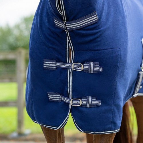 Q-essentials Basic Fleece Blanket with Neck and Surcingles